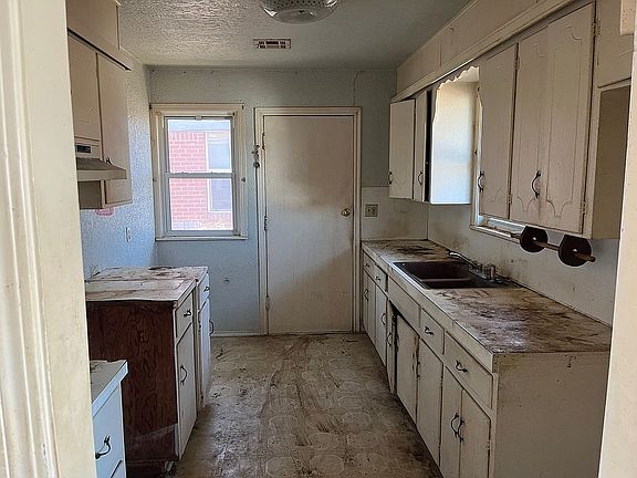 5th image of 805 SW 50th St