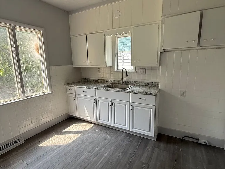 11704 Thornwood Ave — Photo 7