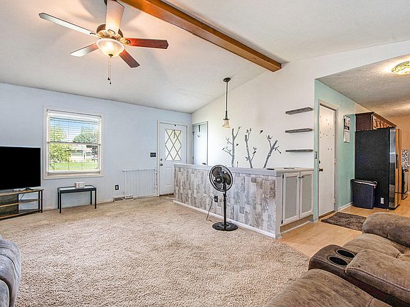 4th image of 924 N Park Ct NE