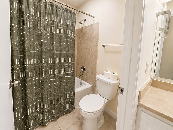 3rd image of 6272 Bellaire Dr #2