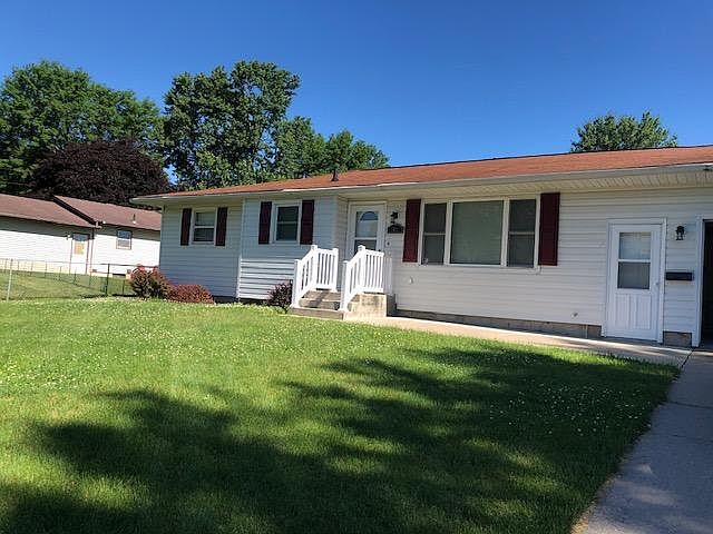 Great curb appeal with this gorgeous 3 bedroom home.