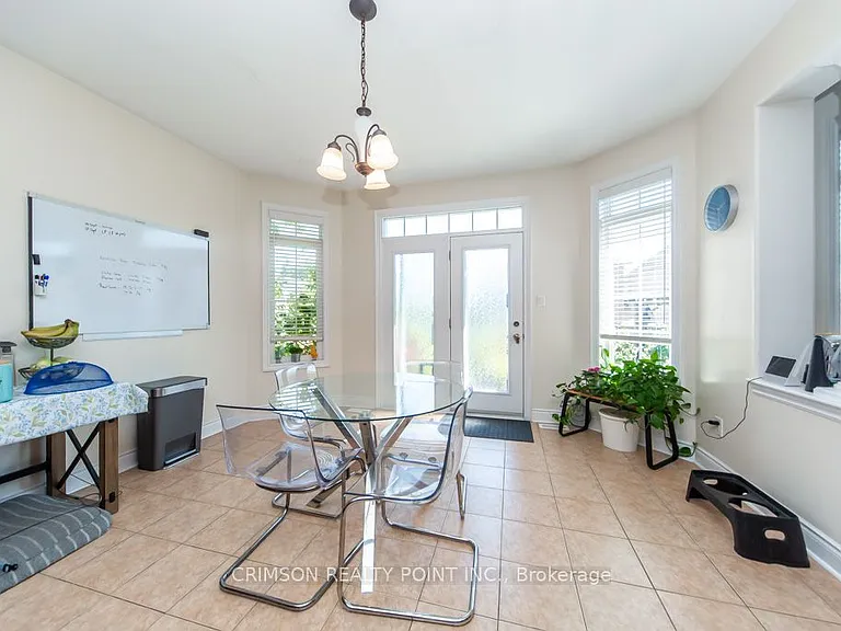 2304 Canterbury Cres — Photo 23