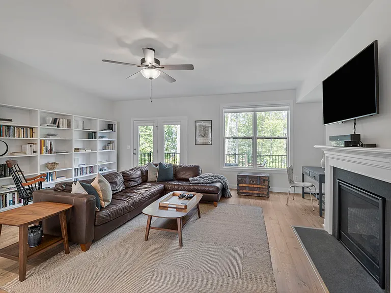 1810 Fowler St — Photo 7