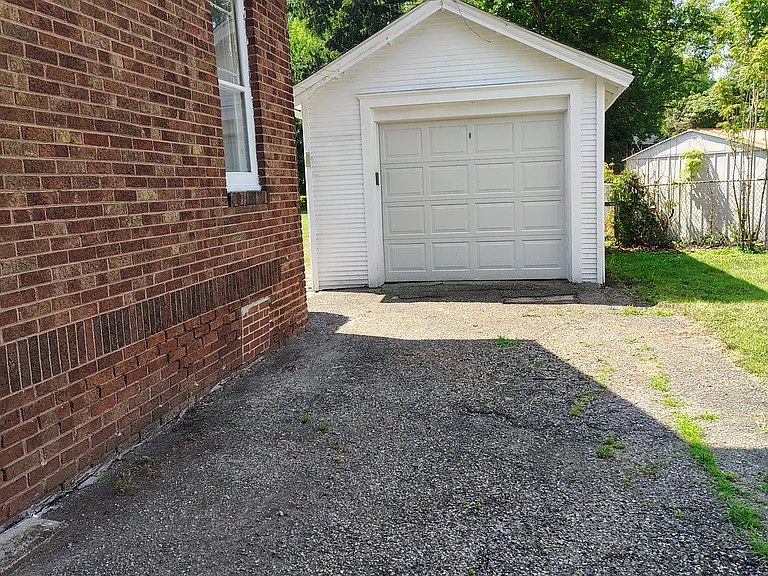 214 Chester Ave — Photo 2