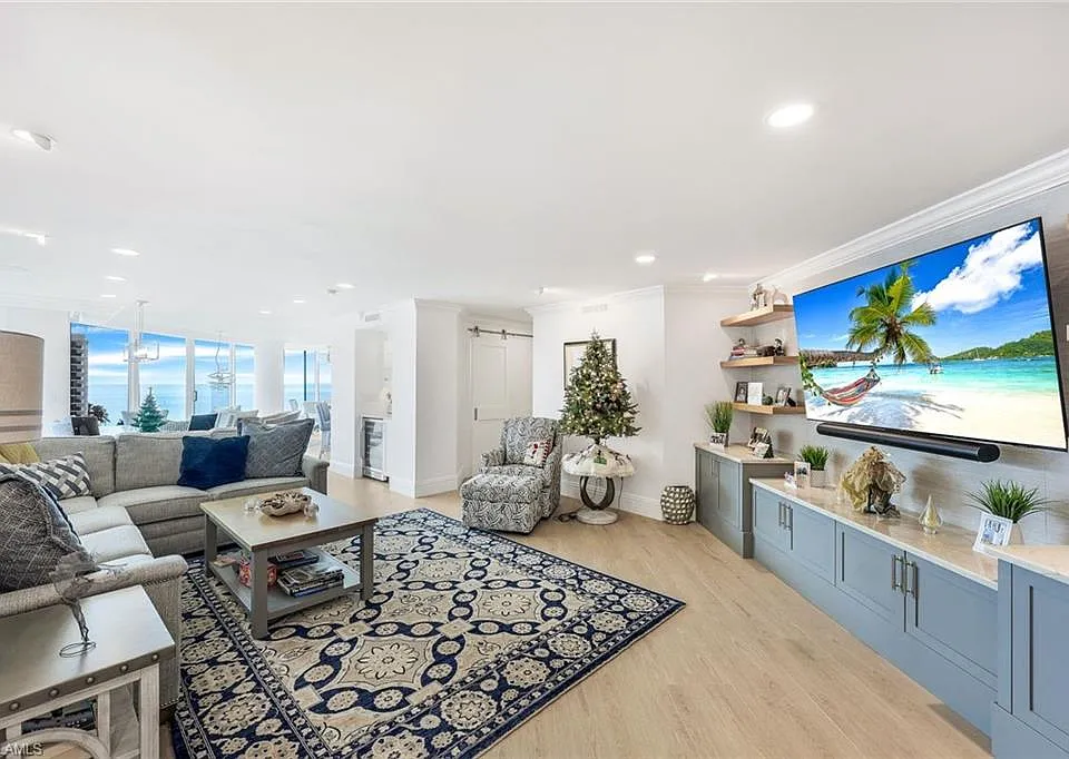 4041 Gulf Shore Blvd SW #902