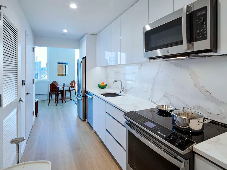 4650 Broadway #802 — Photo 1