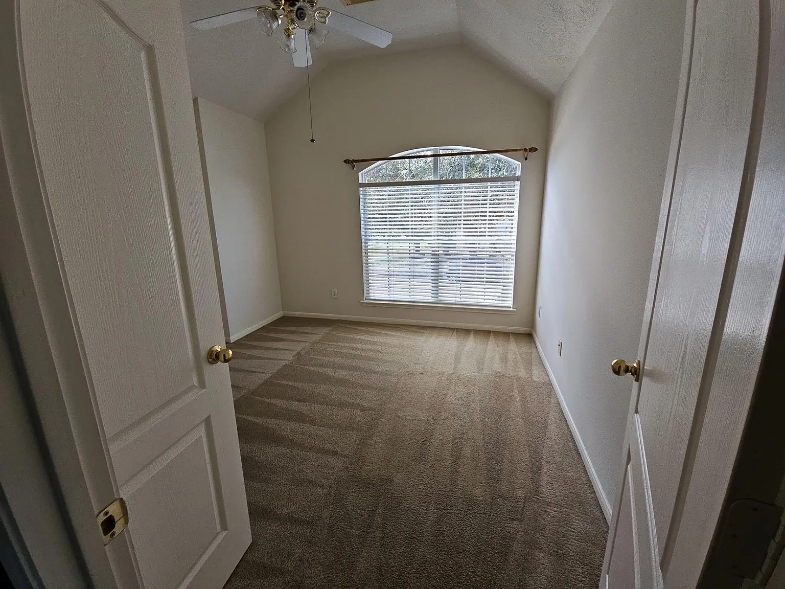 5 bed, 3.0 bath, 3427 sqft, $3,100 — Photo 3