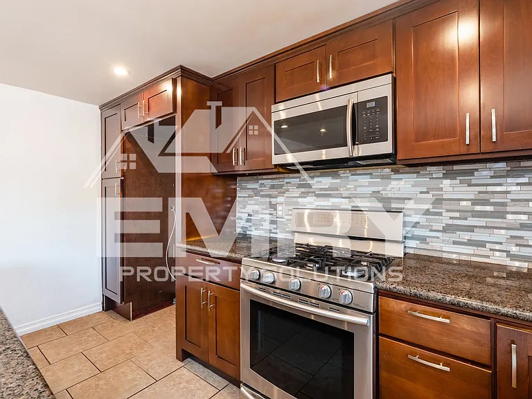 9781 S Karmont Ave — Photo 9
