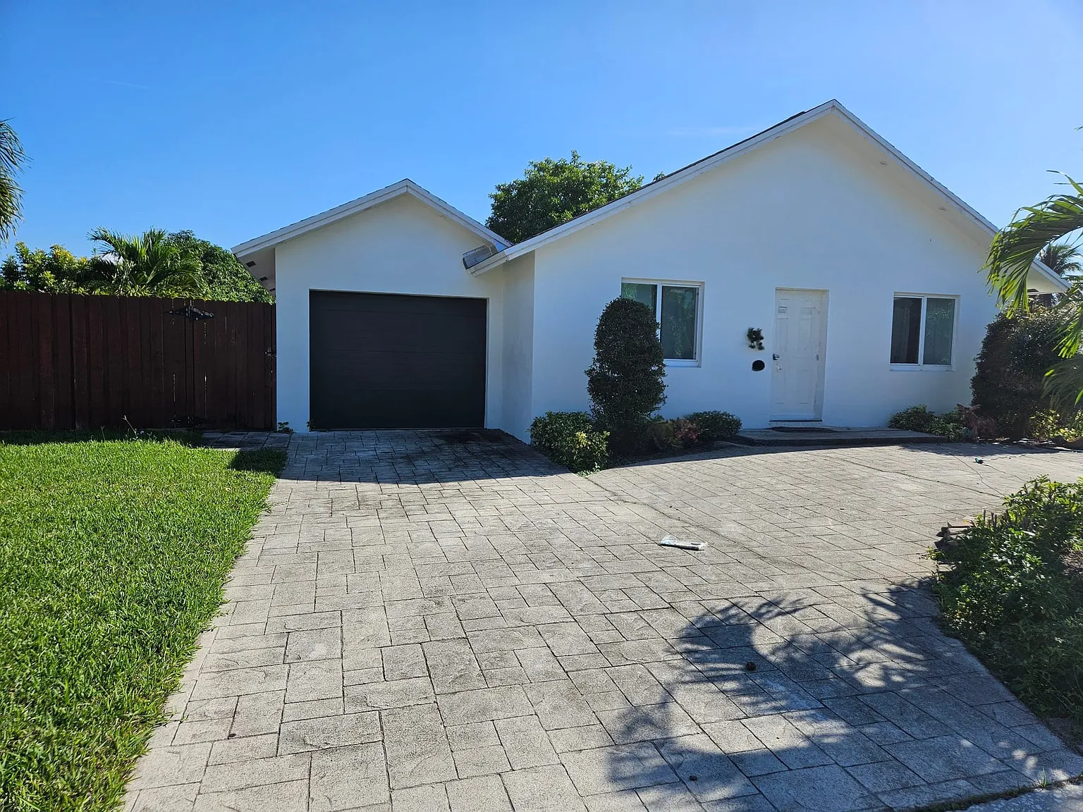 424 SW 74th Ave — Photo 1