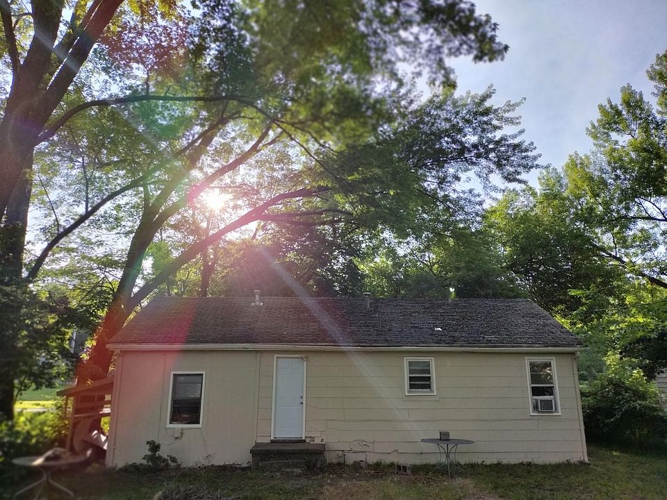 2nd image of 1221 Brook St