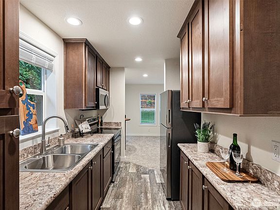 4th image of 826 Chester Avenue