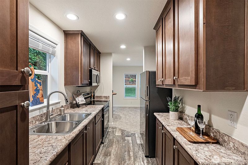 4th image of 826 Chester Avenue