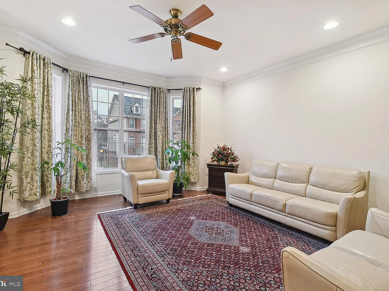 3 bed, 3.5 bath, 2715 sqft, $3,350 — Photo 4