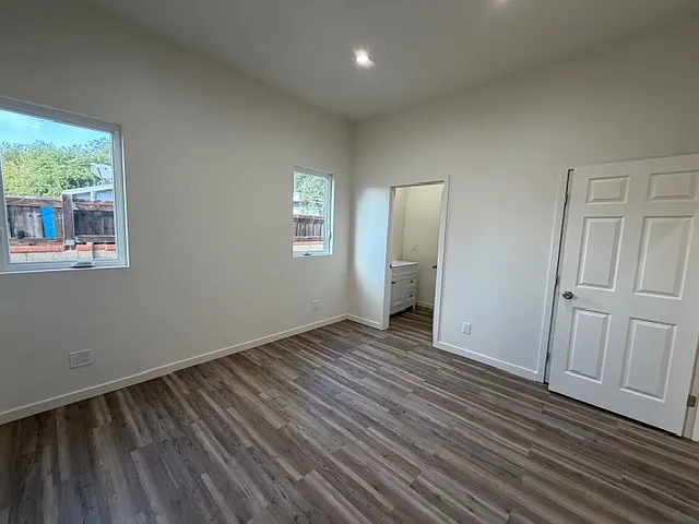 11018 Herrick Ave — Photo 6