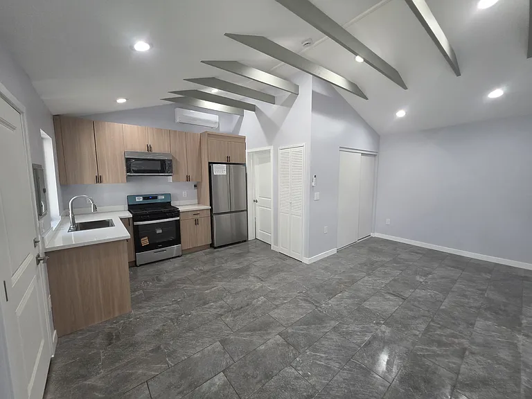 409 W Acacia Ave #B — Photo 3