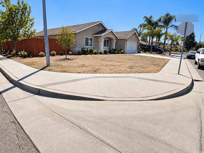 404 W El Monte Ct