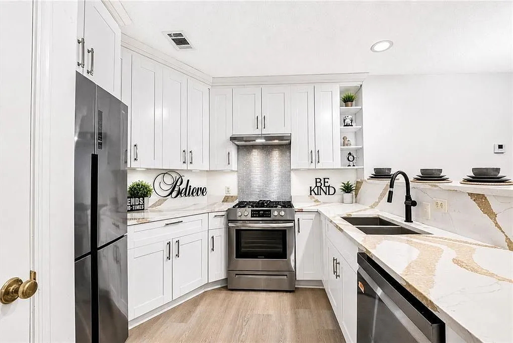 2 bed, 2.0 bath, 1279 sqft, $1,700 — Photo 3