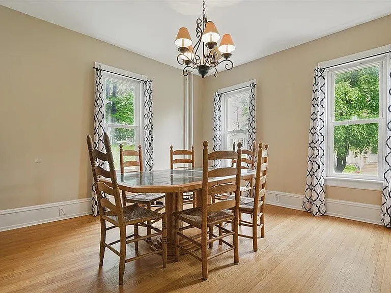 112 E Brown St — Photo 15