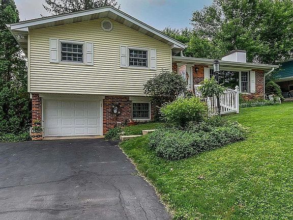 4th image of 2542 N Skyline Dr