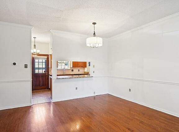 4th image of 1401 Persimmon Ave