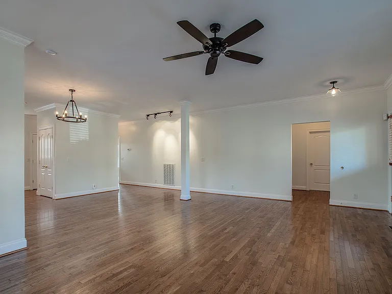 Same space with no virtual staging.