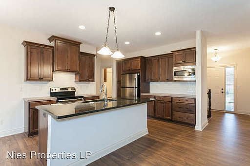 3rd image of 922 W Threewood Ct