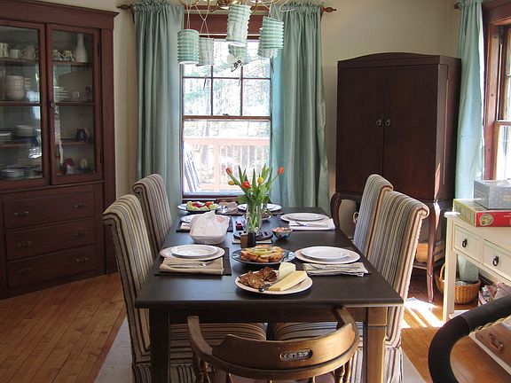 Diningroom - lots of natural sunlight