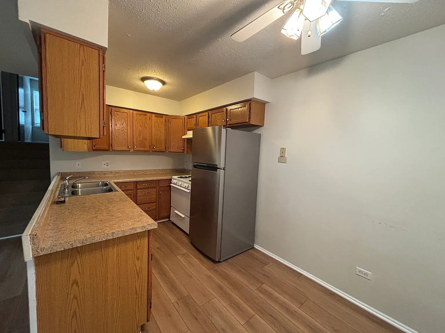 3 bed, 1188 sqft, $2,490 — Photo 2