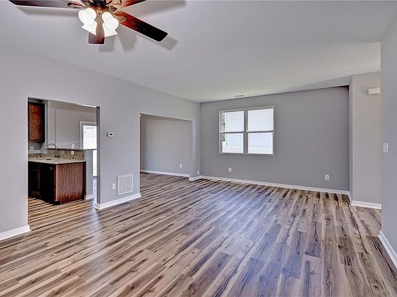 5th image of 102 Tetbury Ln