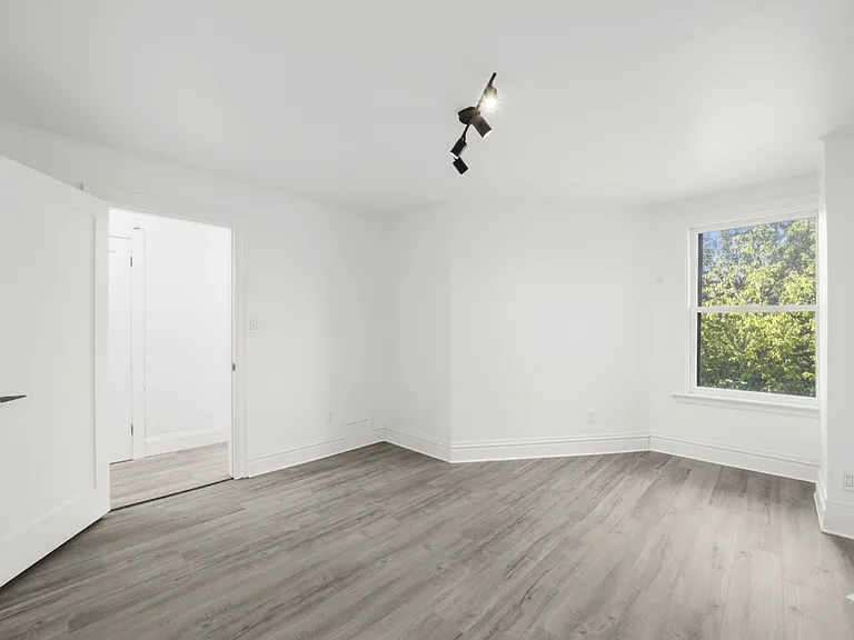 166 Wentworth St S #3 — Photo 6