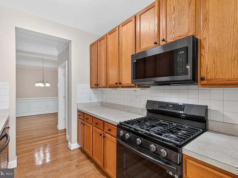 2111 Ganton Grn #208E — Photo 13