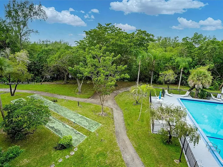 17830 W Dixie Hwy — Photo 4