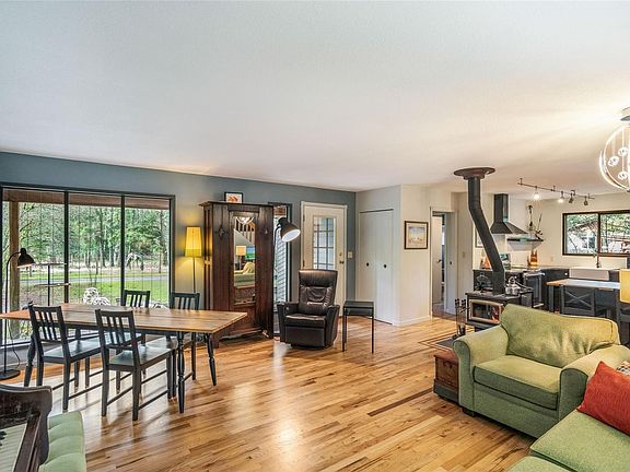 5th image of 885 Horseshoe Rd