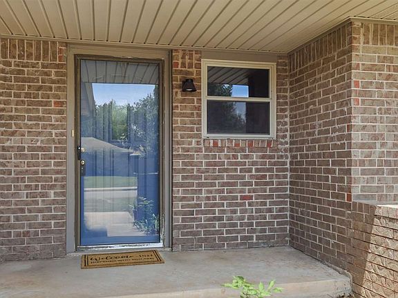 3rd image of 405 Meadow Lake Dr