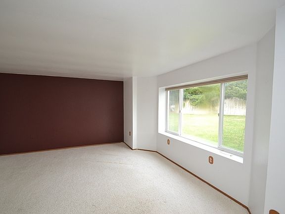4th image of 395 Sunset Dr