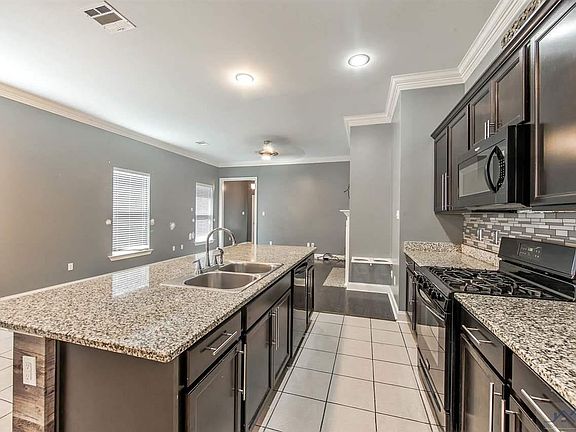 5th image of 392 Pond Dr