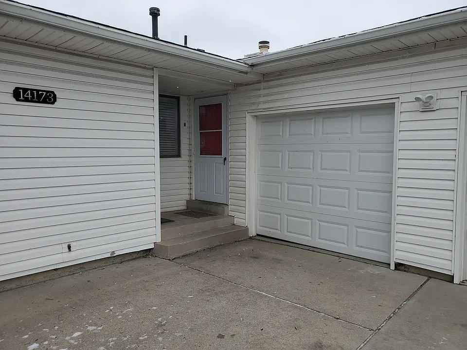 attached 1 car garage