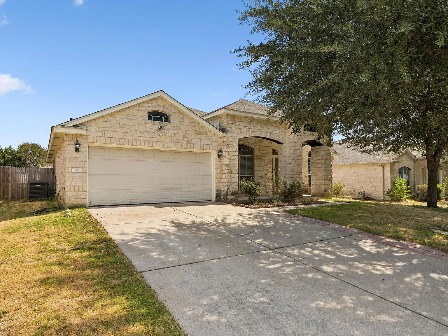 4 bed, 2.0 bath, 2258 sqft, $2,400 — Photo 2