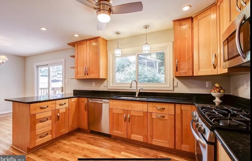 5 bed, 2444 sqft, $3,975 — Photo 3