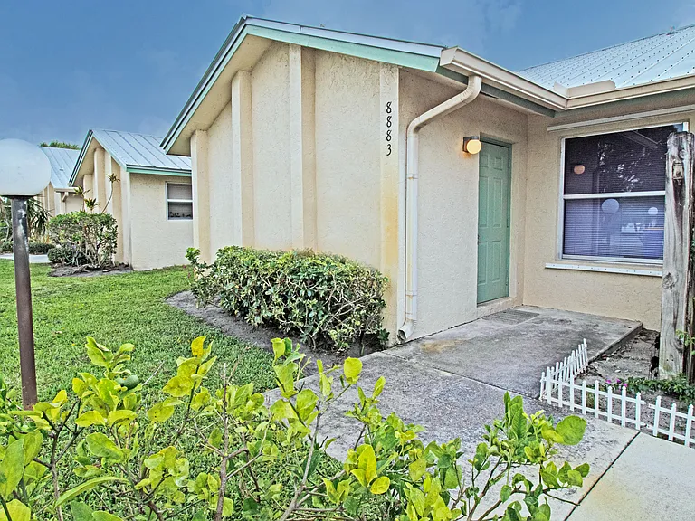 8883 SE Hobe Ridge Ave — Photo 1