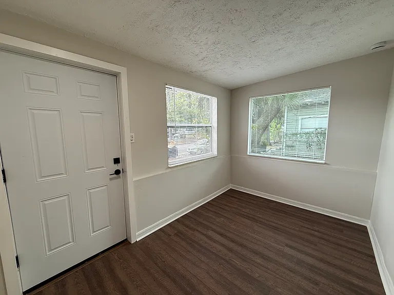 6916 N Central Ave — Photo 4