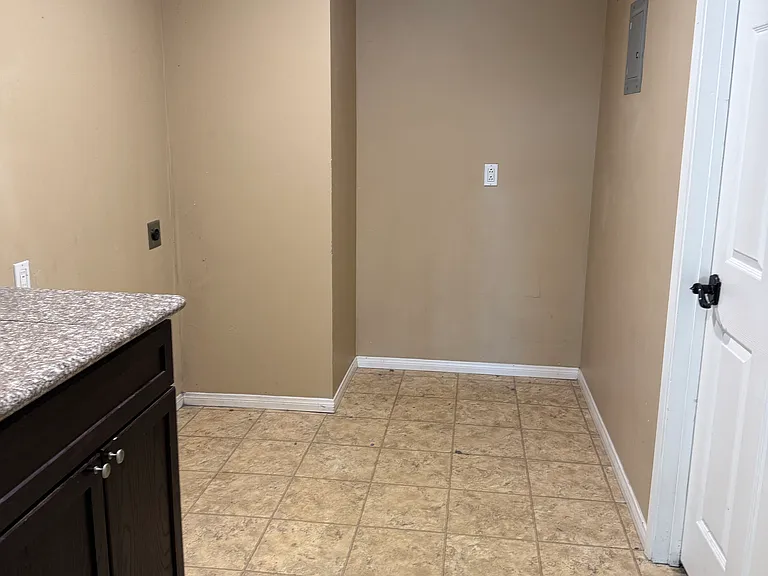 1877 Honeysuckle Ln — Photo 15
