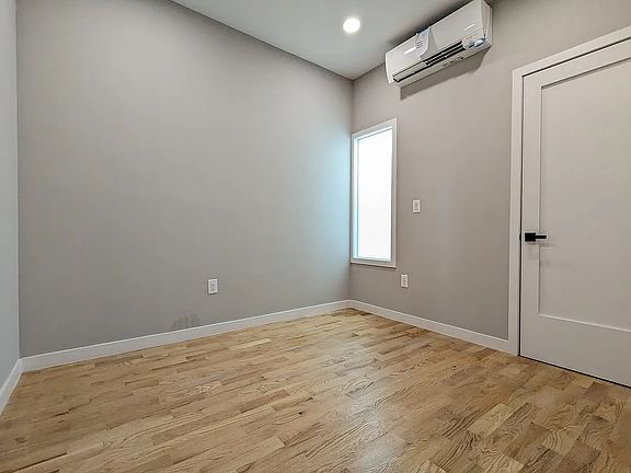 4th image of 566 Wilson Ave Unit Penthouse 2