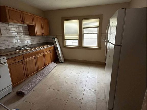 3rd image of 3147 W 82nd St