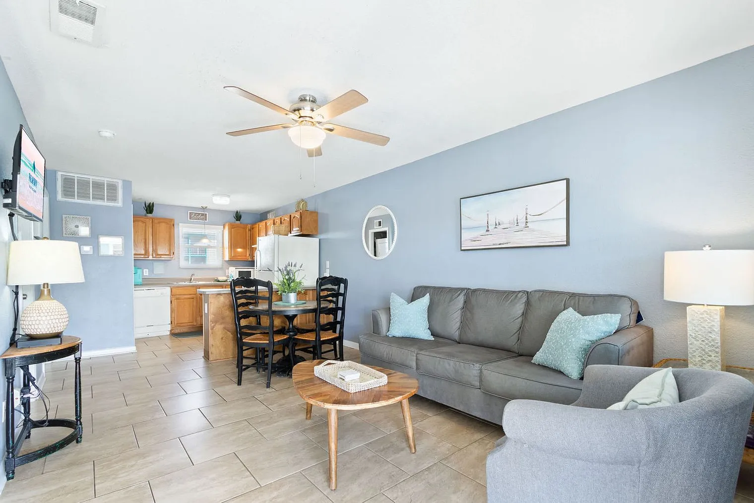 2 bed, 1.0 bath, 893 sqft, $2,792 — Photo 2