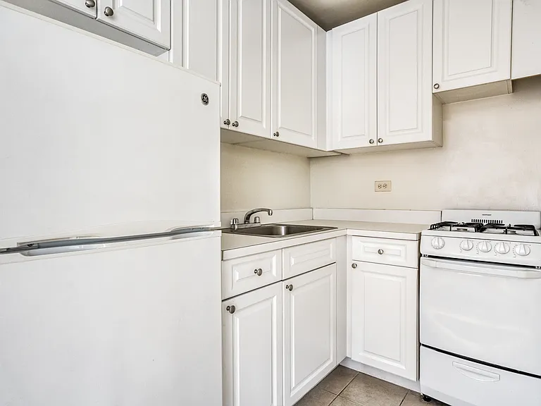 250 E 39th St #4D — Photo 5