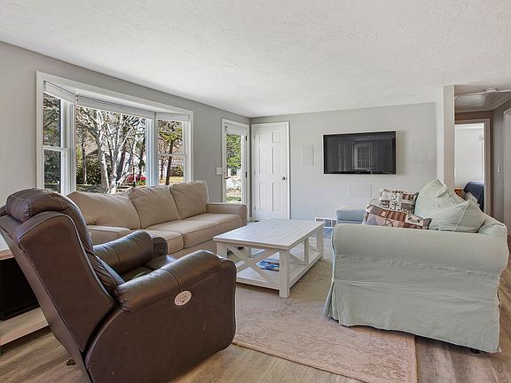 3rd image of 17 Coachmans Ln