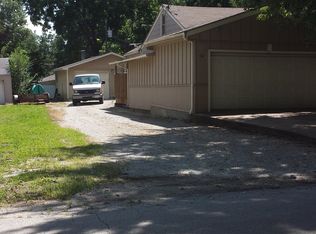 8427 Greenwood Rd, Raytown, MO 64138