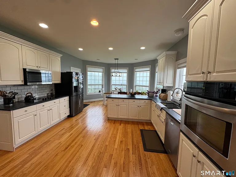 556 Hill St — Photo 10