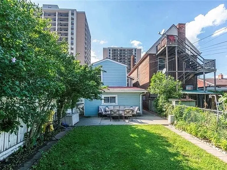 182 John St N — Photo 16